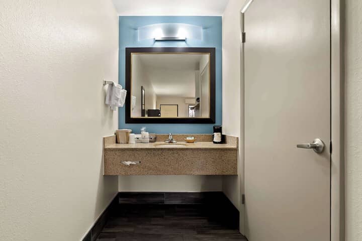Room 10 of 25