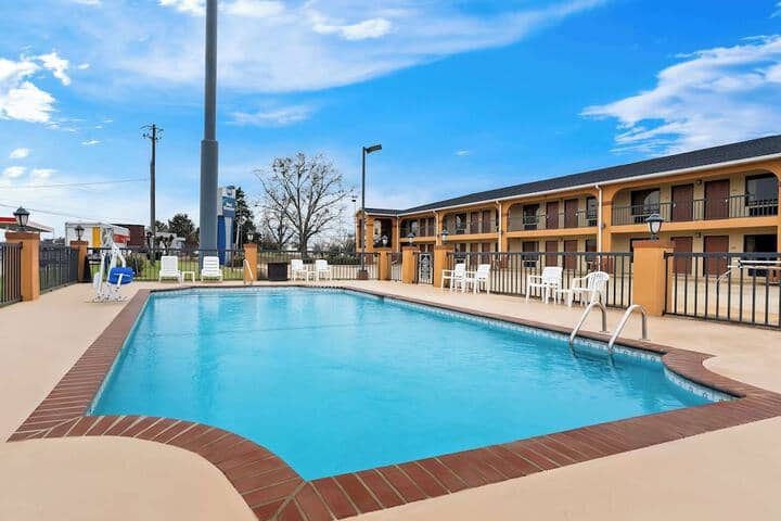 Pool 19 of 25