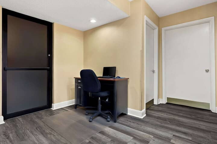 Business Center 23 of 25